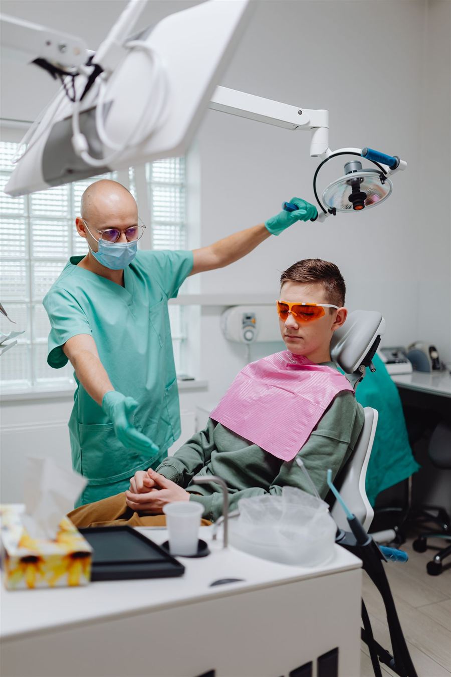 Dentista atendendo um paciente jovem