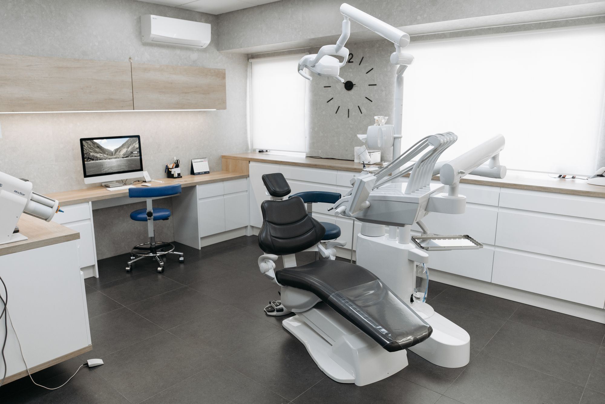 Consultório odontológico com cadeira e equipamentos